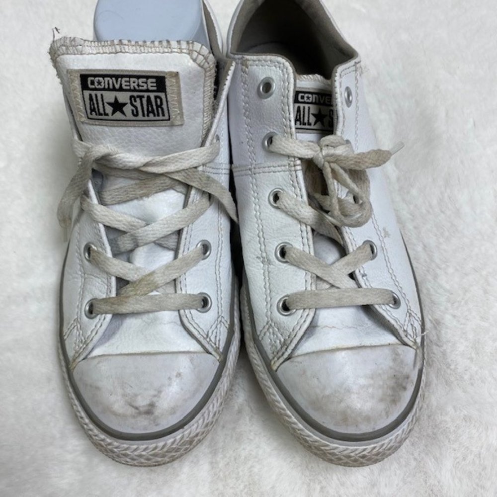Converse All Star Low Top Leather Chuck Taylor size 4 Junior/Women's 6‎